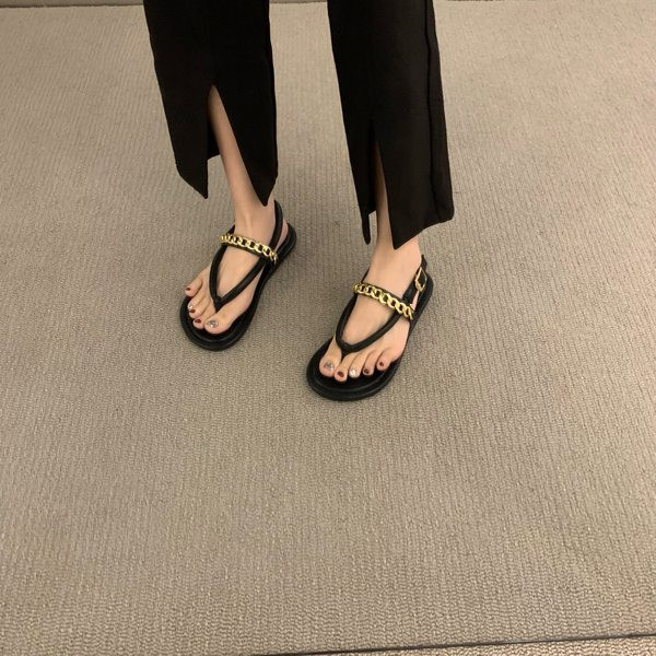 Ležerne sandale s metalnim ukrasima i mekim remenima