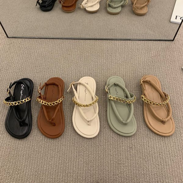 Ležerne sandale s metalnim ukrasima i mekim remenima