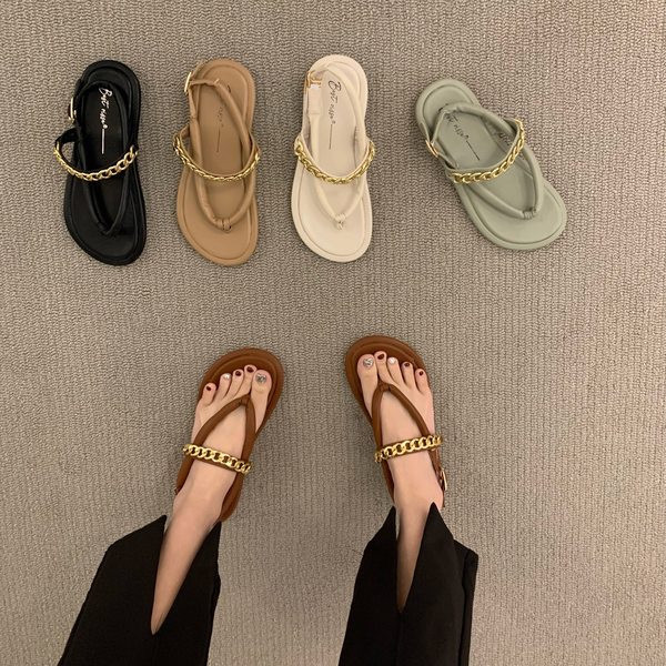 Ležerne sandale s metalnim ukrasima i mekim remenima