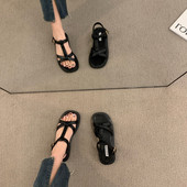 Obični model ženskih kožnih sandala sa metalnim kopčanjem