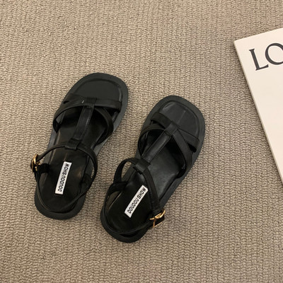 Obični model ženskih kožnih sandala sa metalnim kopčanjem