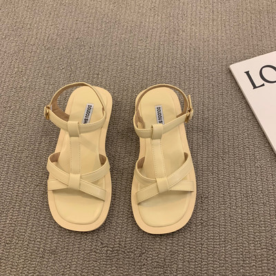 Obični model ženskih kožnih sandala sa metalnim kopčanjem