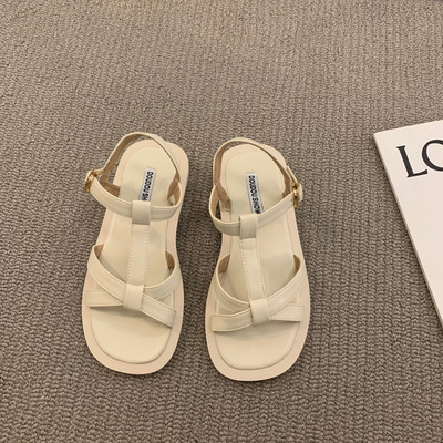 Obični model ženskih kožnih sandala sa metalnim kopčanjem