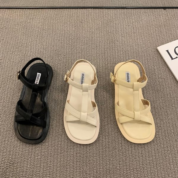 Obični model ženskih kožnih sandala sa metalnim kopčanjem