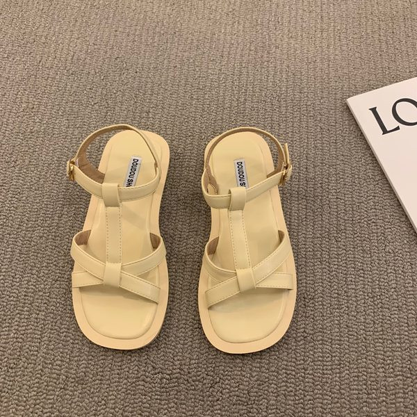 Obični model ženskih kožnih sandala sa metalnim kopčanjem