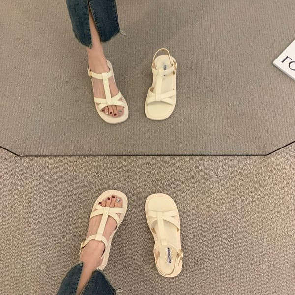 Obični model ženskih kožnih sandala sa metalnim kopčanjem