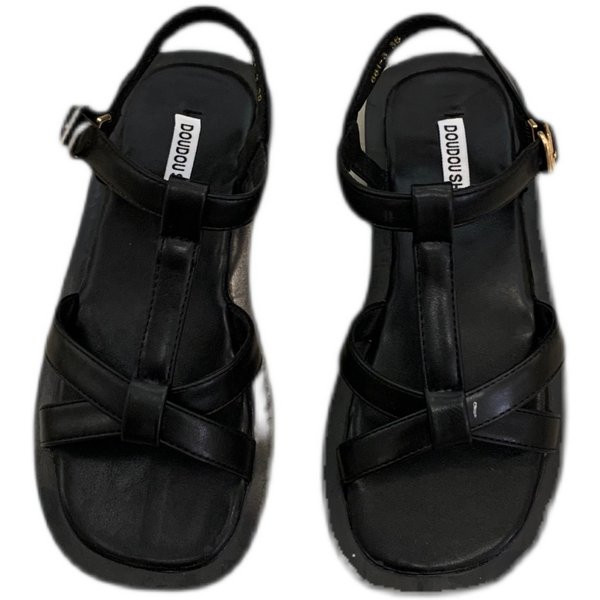 Obični model ženskih kožnih sandala sa metalnim kopčanjem