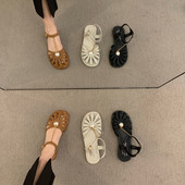 Moderne ženske sandale od eko kože sa lančićem i perlom