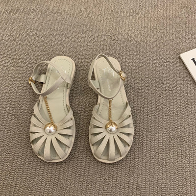 Moderne ženske sandale od eko kože sa lančićem i perlom