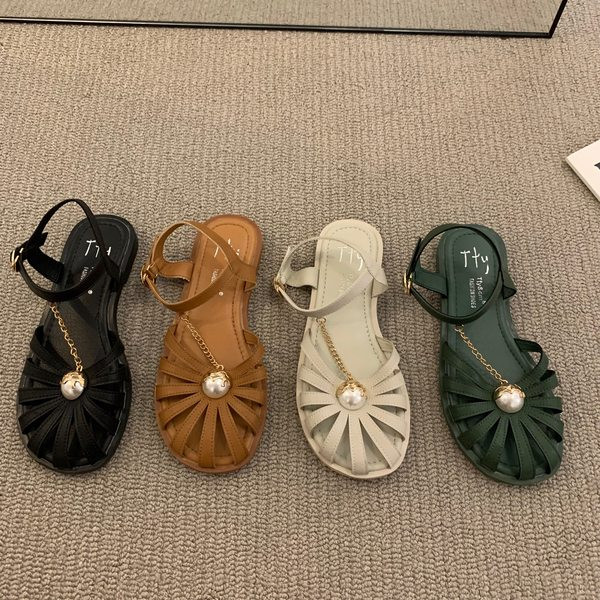 Moderne ženske sandale od eko kože sa lančićem i perlom