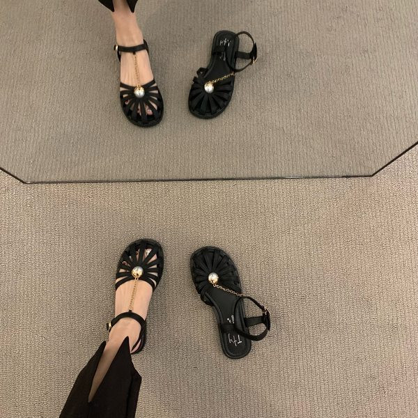 Moderne ženske sandale od eko kože sa lančićem i perlom