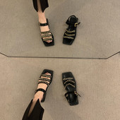 Moderne sandale s metalnim elementima