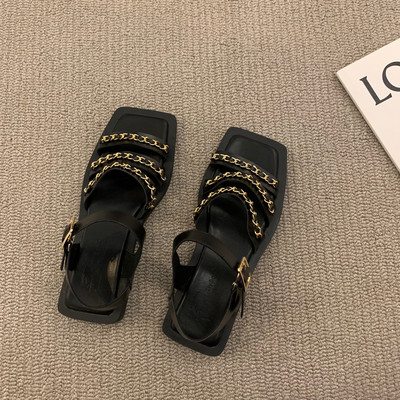 Moderne sandale s metalnim elementima