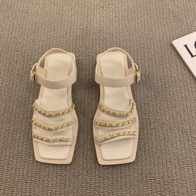 Moderne sandale s metalnim elementima