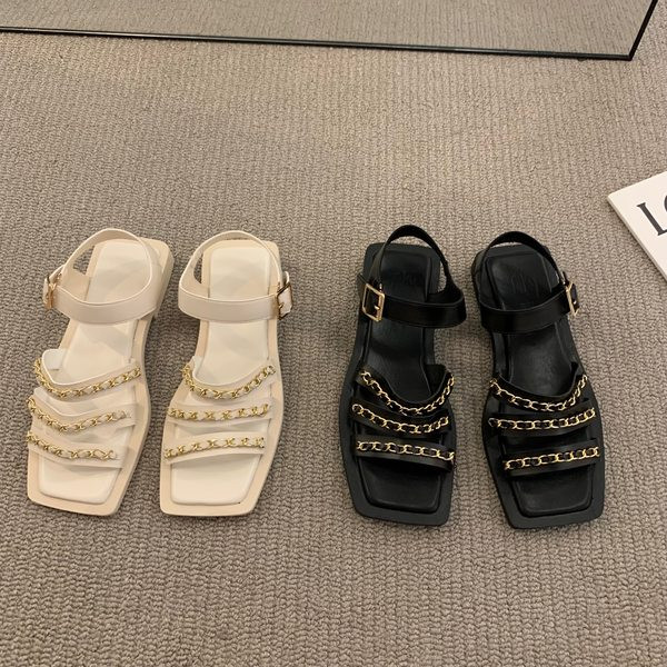 Moderne sandale s metalnim elementima