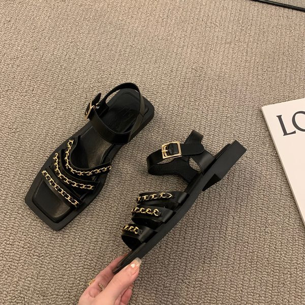 Moderne sandale s metalnim elementima