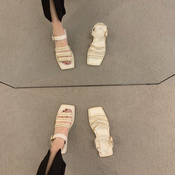 Moderne sandale s metalnim elementima