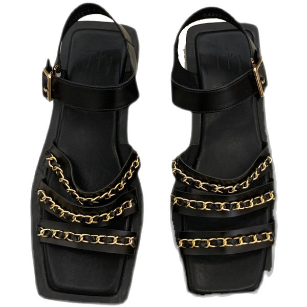 Moderne sandale s metalnim elementima