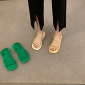 Ležerne sandale s tankim križnim remenčićima