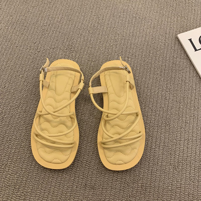 Ležerne sandale s tankim križnim remenčićima