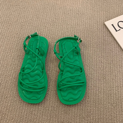 Ležerne sandale s tankim križnim remenčićima