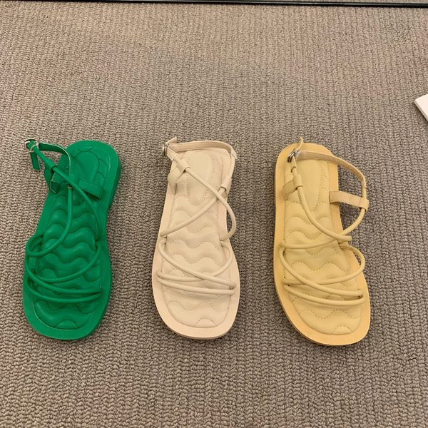 Ležerne sandale s tankim križnim remenčićima