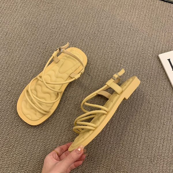 Ležerne sandale s tankim križnim remenčićima