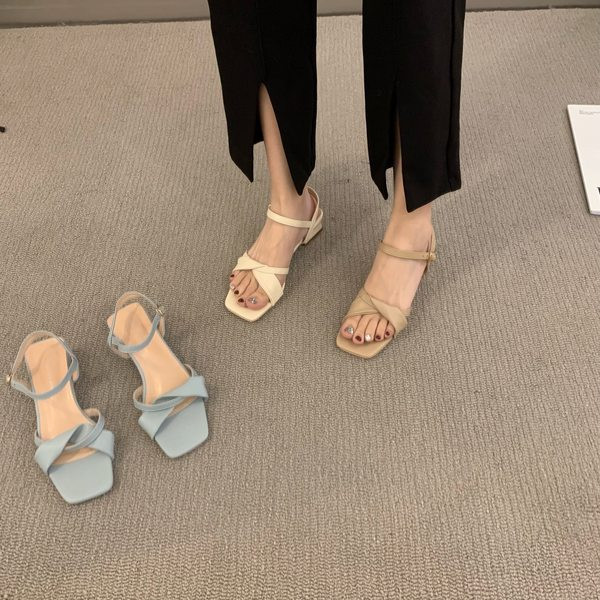 Ležerne sandale s poprečnim remenčićima od eko kože i niskom petom