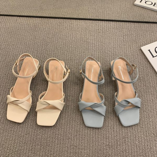 Ležerne sandale s poprečnim remenčićima od eko kože i niskom petom