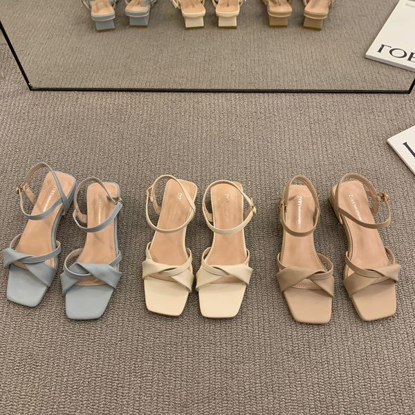 Ležerne sandale s poprečnim remenčićima od eko kože i niskom petom