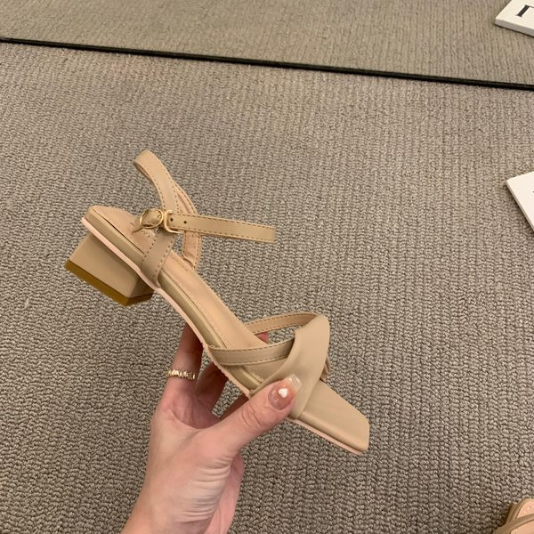 Ležerne sandale s poprečnim remenčićima od eko kože i niskom petom