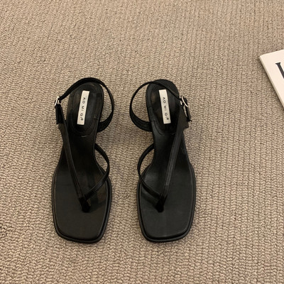 Ženske sandale s tankim remenčićima kroz prste