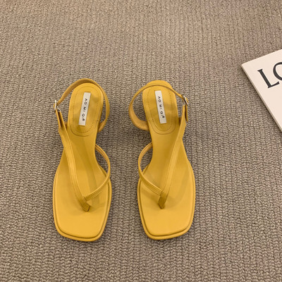 Ženske sandale s tankim remenčićima kroz prste