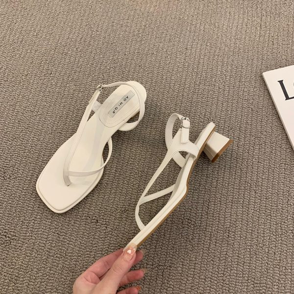 Ženske sandale s tankim remenčićima kroz prste