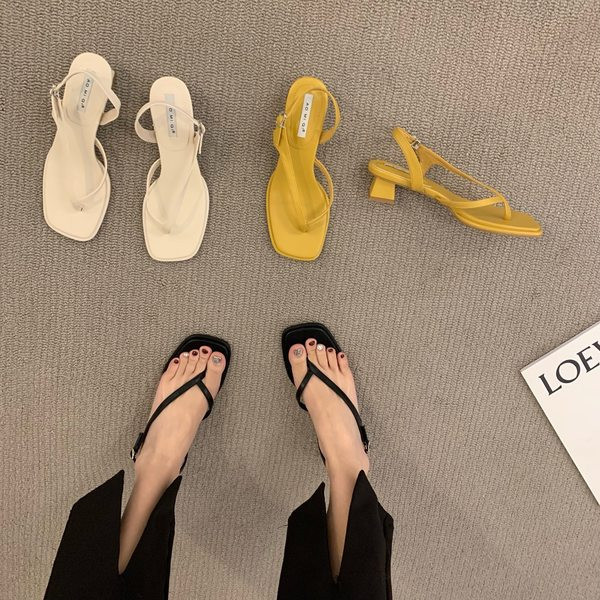 Ženske sandale s tankim remenčićima kroz prste