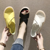 Ženske ležerne sandale od umjetne kože s ravnim potplatom