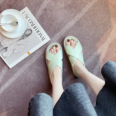 Ženske ležerne sandale od umjetne kože s ravnim potplatom