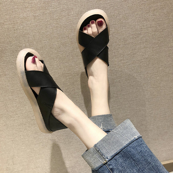 Ženske ležerne sandale od umjetne kože s ravnim potplatom