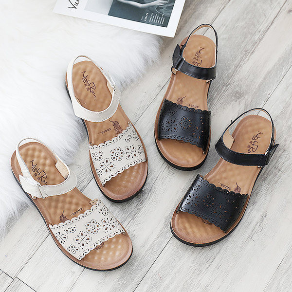 Laisvalaikio basutės iš dirbtinės odos plokščiu padu – dviejų spalvų