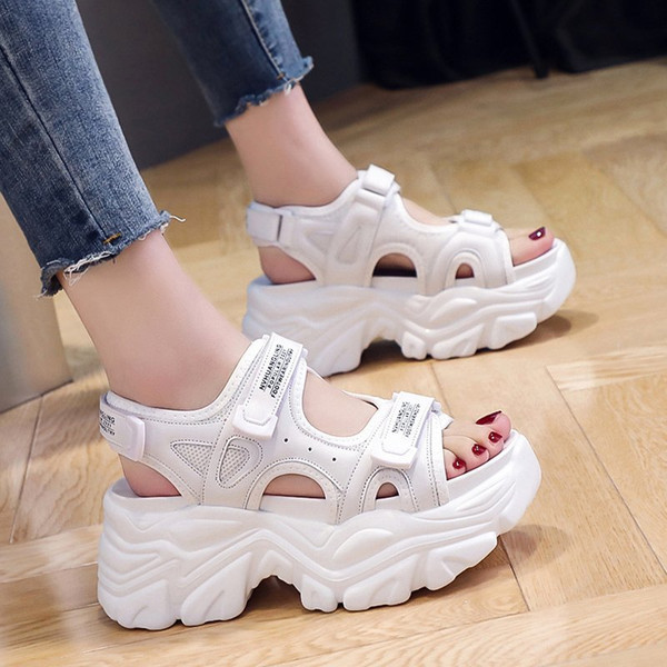 Μοντέρνα πέδιλα πλατφόρμας και velcro