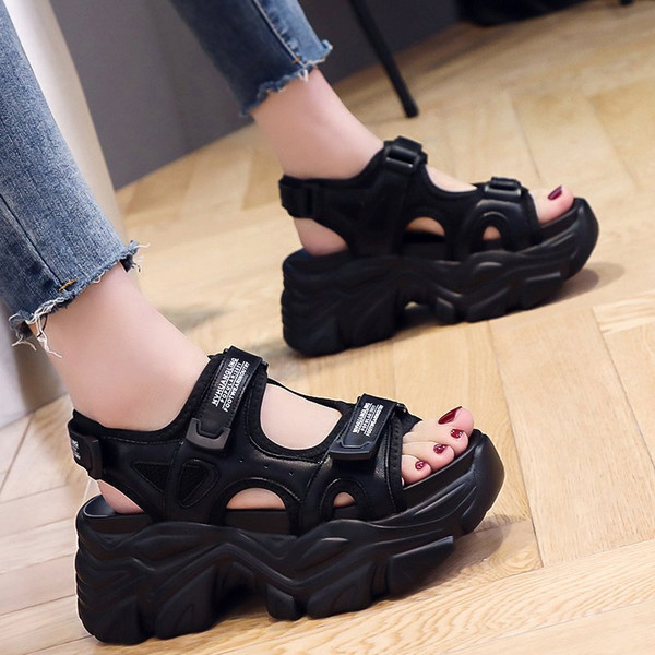 Μοντέρνα πέδιλα πλατφόρμας και velcro