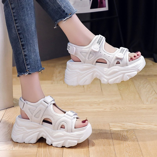 Μοντέρνα πέδιλα πλατφόρμας και velcro