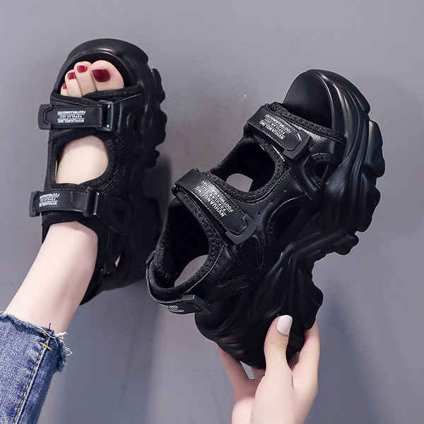 Μοντέρνα πέδιλα πλατφόρμας και velcro