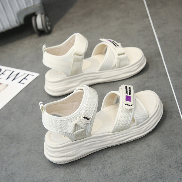 Ženske ležerne sandale s tekstilnim remenčićima i natpisima