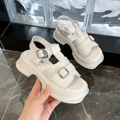 Ženske ljetne sandale s platformom i kopčama