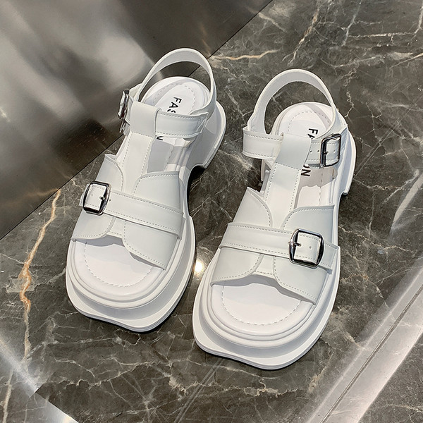 Ženske ljetne sandale s platformom i kopčama