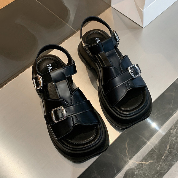 Ženske ljetne sandale s platformom i kopčama