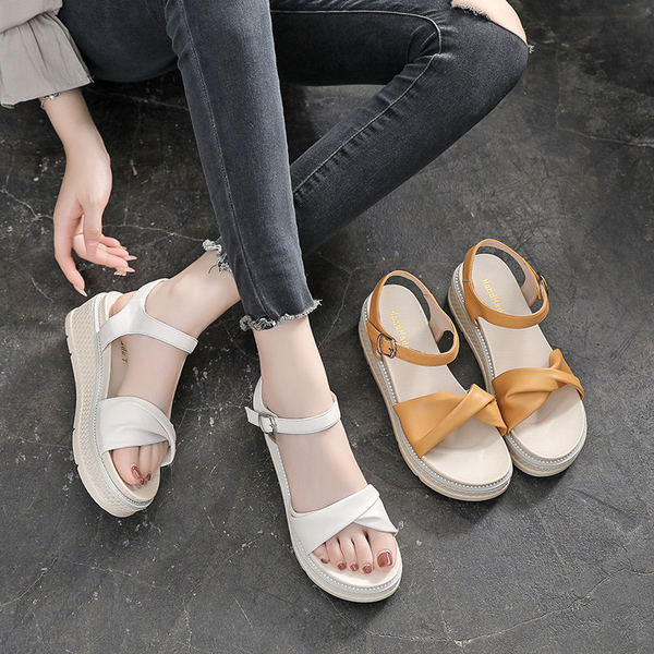 Novi model sandala na ravnu platformu i kopčanje na kopču