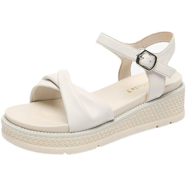 Novi model sandala na ravnu platformu i kopčanje na kopču