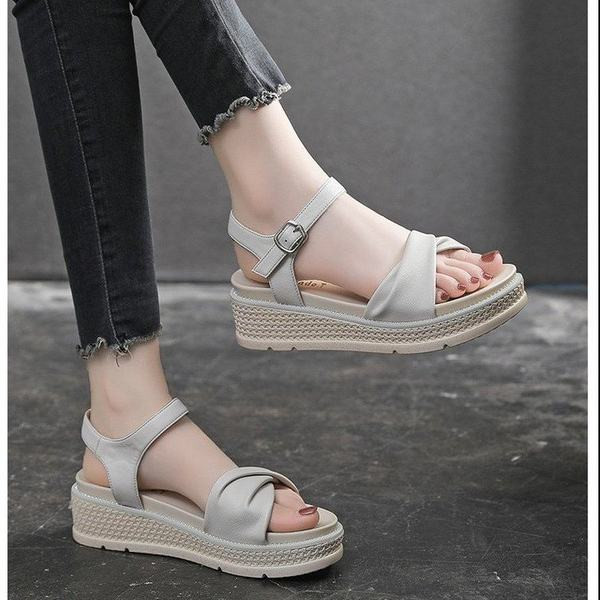 Novi model sandala na ravnu platformu i kopčanje na kopču